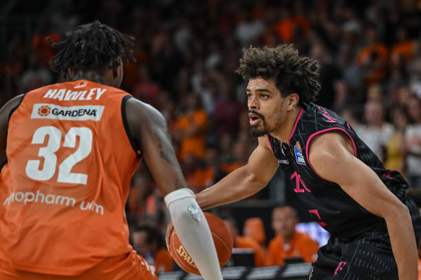 更是两人相 更是两人相